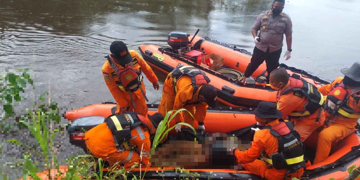 Tim SAR Gabungan mengevakuasi jasad Simon Felix Kapirapu pada Minggu (22/08/2021) setelah dilaporkan tenggelam di Kali Wania sehari sebelumnya. Foto: Humas SAR  Timika